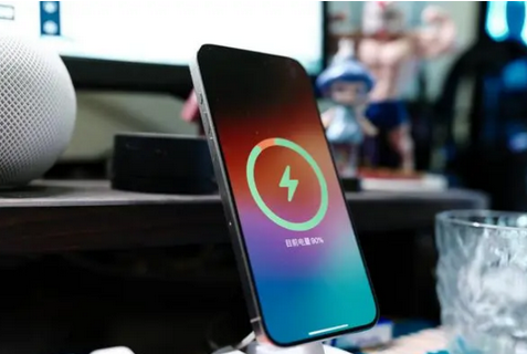 酉阳苹果15换屏服务分享用什么充电器给iPhone15充电更好 